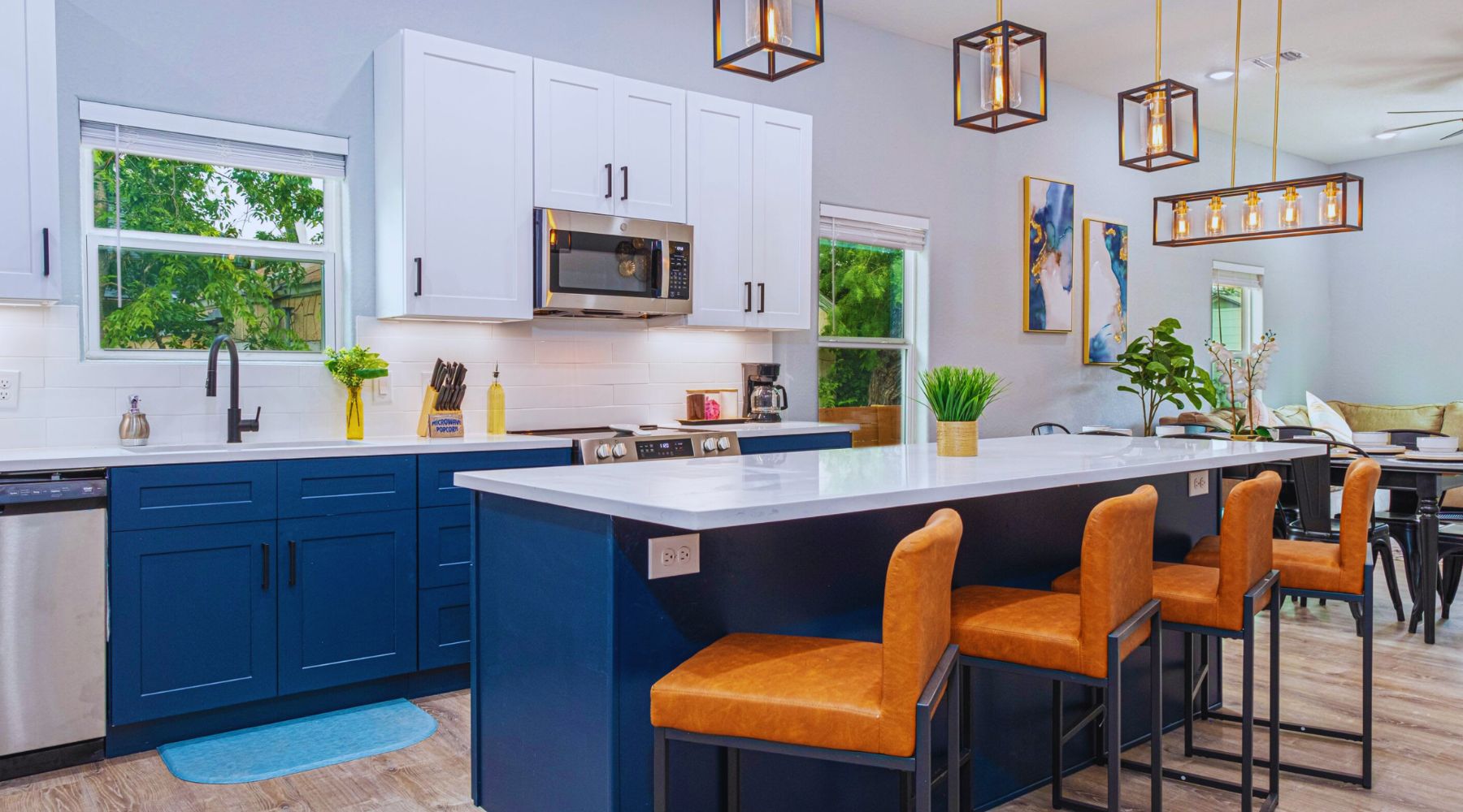 Spacious family-friendly vacation rental near San Antonio River Walk with modern living room